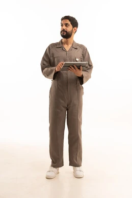 استخدام جهاز تقني حديث, المهارة و اتقان العمل، استعمال معدات الصيانة لاجراء التصليحات، بورتريه لرجل عربي سعودي خليجي يرتدي يونيفورم العمل يحمل جهاز التابلت اللوحي, الجسم بالطول الكامل، خلفية بيضاء