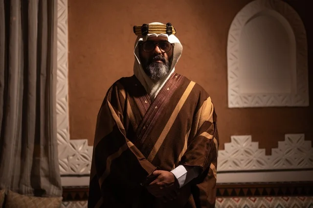 تعابير الوجه جدية وحزم، الحنين والأصالة للأيام القديمة، رجل عربي سعودي مسن ينظر إلى الكاميرا يرتدي الزي العربي التقليدي يقف داخل غرفة تراثية بديكورات جدران مزخرفة، يرتدي عباءة واسعة وعقالًا على رأسه، ويبدو بلحية بيضاء، الحكمة والتجربة الطويلة في الحياة، تعابير الوجه جدية وحزم، الحنين والأصالة للأيام القديمة، رجل عربي سعودي مسن ينظر إلى الكاميرا يرتدي الزي العربي التقليدي يقف داخل غرفة تراثية بديكورات جدران مزخرفة، يرتدي عباءة واسعة وعقالًا على رأسه، ويبدو بلحية بيضاء، الحكمة والتجربة الطويلة في الحياة،