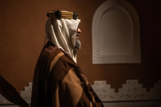 الأصالة والحنين للأيام القديمة، صورة جانبية لرجل عربي سعودي مسن يرتدي الزي العربي التقليدي يقف داخل غرفة تراثية بديكورات جدران مزخرفة يرتدي عباءة واسعة وعقالًا على رأسه، ويبدو بلحية بيضاء، الحكمة والتجربة الطويلة في الحياة. الأصالة والحنين للأيام القديمة، صورة جانبية لرجل عربي سعودي مسن يرتدي الزي العربي التقليدي يقف داخل غرفة تراثية بديكورات جدران مزخرفة يرتدي عباءة واسعة وعقالًا على رأسه، ويبدو بلحية بيضاء، الحكمة والتجربة الطويلة في الحياة.