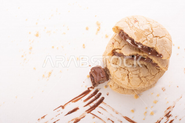 صورة لقطع من البسكويت المقرمش مصفوفة على طبقات , قطع البسكويت المحشوة بحشوة الشوكولاتة الذائبة . 