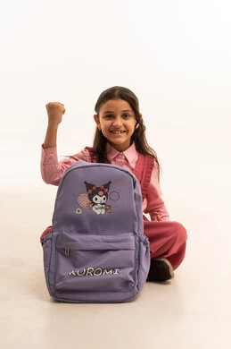 التجهز للذهاب الى اليوم الاول في المدرسة، حب التعلم و التعليم, الاستعداد للعام الدراسي الجديد,  تعابير وإيماءات السعادة و السرور, بورتريه لفتاة عربية خليجية سعودية مبتسمه ترتدي الزي المدرسي تقوم بتوضيب حقيبتها المدرسية، خلفية بيضاء