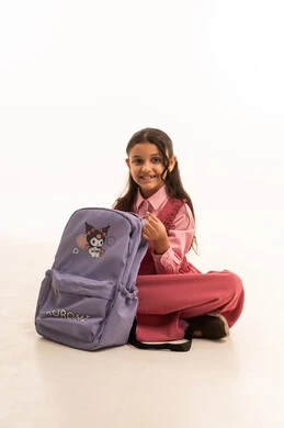 التجهز للذهاب الى اليوم الاول في المدرسة، حب التعلم و التعليم, الاستعداد للعام الدراسي الجديد,  تعابير وإيماءات السعادة و السرور, بورتريه لفتاة عربية خليجية سعودية مبتسمه ترتدي الزي المدرسي تقوم بتوضيب حقيبتها المدرسية، خلفية بيضاء