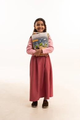 جودة التعليم في مدارس المملكة العربية السعودية، مفهوم الجد والاجتهاد للوصول إلى النجاح، العودة الى المدارس، بورتريه لطالبة عربيه خليجيه سعودية مبتسمه ترتدي الزي المدرسي تحمل مجموعة من الكتب، صورة لكامل الجسم، خلفية بيضاء