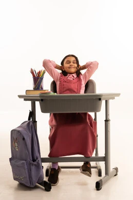  ايماءات النعاس والتعب والإرهاق، بورتريه لطالبة عربية خليجية سعودية ترتدي اليونيفورم المدرسي تقوم بإهمال دروسها، سلبيات التعلم عن بعد، هدر وضياع الوقت، خلفية بيضاء