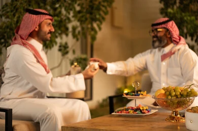  حسن الضيافة والإستقبال و تقديم القهوة الساخنة،  بهجه وفرحة العيد بين الأهل والاقارب، عادات العيد في المجتمع السعودي الخليجي، زيارات وتجمعات العائلة في الأعياد والمناسبات, اجواء العائلة السعودية في العيد