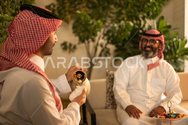  حسن الضيافة والإستقبال و تقديم القهوة الساخنة،  بهجه وفرحة العيد بين الأهل والاقارب، عادات العيد في المجتمع السعودي الخليجي، زيارات وتجمعات العائلة في الأعياد والمناسبات, اجواء العائلة السعودية في العيد