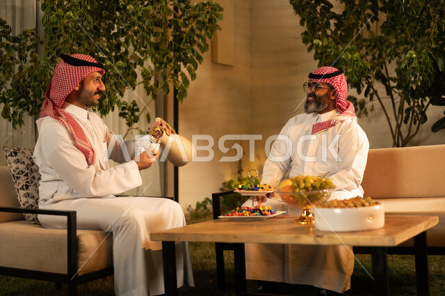  حسن الضيافة والإستقبال و تقديم القهوة الساخنة،  بهجه وفرحة العيد بين الأهل والاقارب، عادات العيد في المجتمع السعودي الخليجي، زيارات وتجمعات العائلة في الأعياد والمناسبات, اجواء العائلة السعودية في العيد