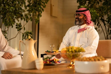 عادات العيد في المجتمع السعودي الخليجي، زيارات وتجمعات العائلة في الأعياد والمناسبات, اجواء العائلة السعودية في العيد, حسن الضيافة والإستقبال و تقديم القهوة الساخنة،  بهجه وفرحة العيد بين الأهل والاقارب