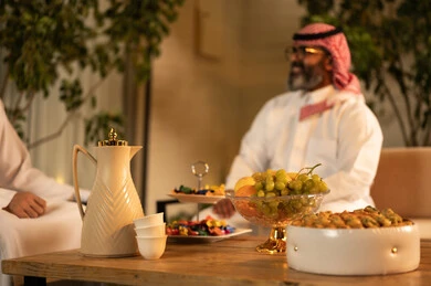  حسن الضيافة والإستقبال و تقديم القهوة الساخنة،  بهجه وفرحة العيد بين الأهل والاقارب، عادات العيد في المجتمع السعودي الخليجي، زيارات وتجمعات العائلة في الأعياد والمناسبات, اجواء العائلة السعودية في العيد