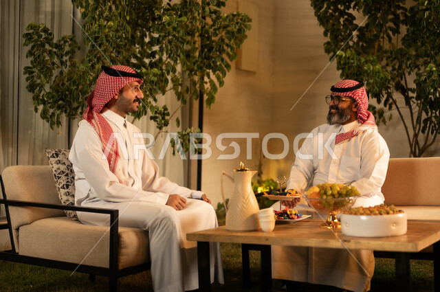 اجواء العائلة السعودية في العيد، حسن الضيافة والإستقبال و تقديم القهوة الساخنة،  بهجه وفرحة العيد بين الأهل والاقارب، عادات العيد في المجتمع السعودي الخليجي، زيارات وتجمعات العائلة في الأعياد والمناسبات 