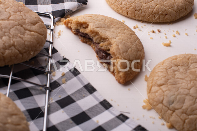 صورة لقطع من البسكويت المقرمش مصفوفة على طبقات , قطع البسكويت المحشوة بحشوة الشوكولاتة الذائبة . 