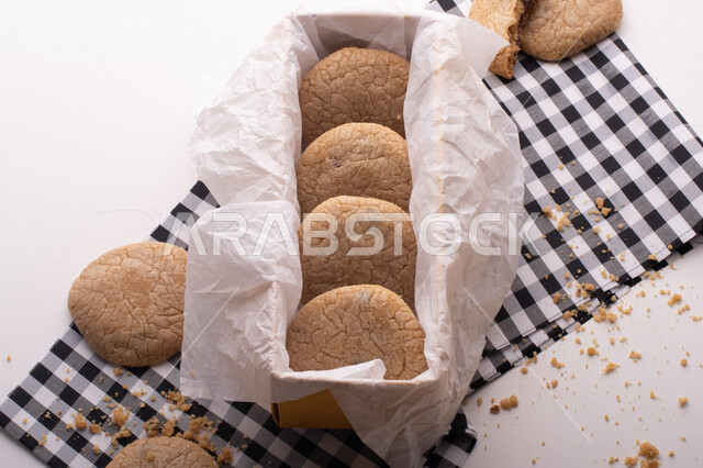 صورة لقطع من البسكويت المقرمش مصفوفة على طبقات , قطع البسكويت المحشوة بحشوة الشوكولاتة الذائبة . 