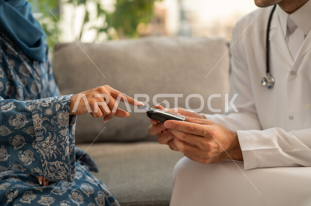 الفحوصات الطبية السريعة لمعرفة نسبة السكر في الدم، استخدام الأجهزة الالكترونية للتحاليل المنزلية، شابة سعودية مصابة بحالة مرضية مزمنة, طبيب عربي خليجي سعودي يرتدي المعطف الطبي يقوم بوخز اصبع امرأة, المتابعة الدورية لمرضى داء السكري