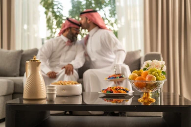 الحصول على الرضى، مفهوم الحب والحنان، دور الأب في حياه الأبناء، رجل عربي خليجي سعودي يرتدي الثوب التقليدي والشماغ يقوم بتقبيل رأس والده، قضاء وقت ممتع ومسلي، ايماءات السعادة والسرور،  اجواء اسرية مليئة بالفرح