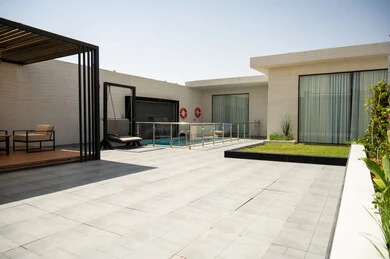  جلسة خارجية هادئة امام حوض السباحة، أثاث منزلي فاخر في احدى الشاليهات، التصميم الداخلي للجلسات على الطراز الحديث, تجهيز السويت بكافة المفروشات الراقية, ديكور داخلي راقي للفلل والشقق السكنية في المملكة العربية السعودية