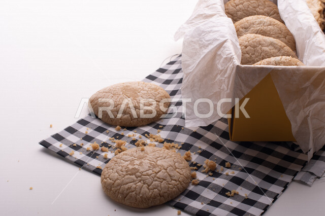 صورة لقطع من البسكويت المقرمش مصفوفة على طبقات , قطع البسكويت المحشوة بحشوة الشوكولاتة الذائبة . 