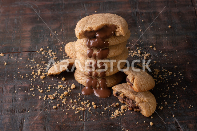 صورة لقطع من البسكويت المقرمش مصفوفة على طبقات , قطع البسكويت المحشوة بحشوة الشوكولاتة الذائبة . 