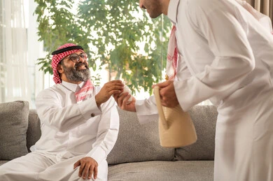  حسن الضيافة والإستقبال و تقديم القهوة الساخنة،  بهجه وفرحة العيد بين الأهل والاقارب، عادات العيد في المجتمع السعودي الخليجي، زيارات وتجمعات العائلة في الأعياد والمناسبات, اجواء العائلة السعودية في العيد