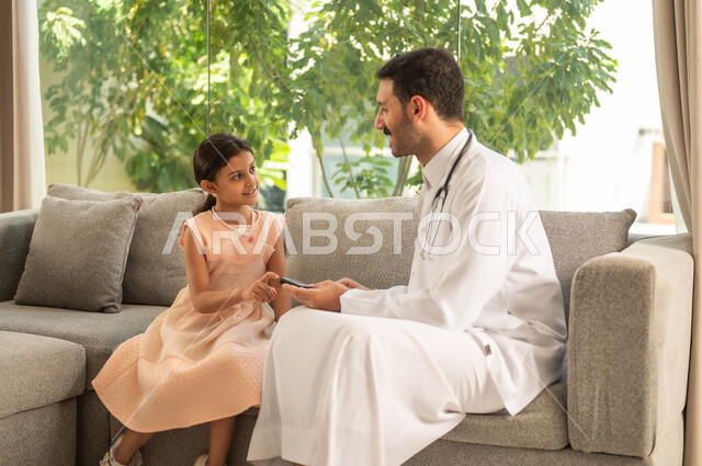 المتابعة الدورية لمرضى داء السكري، الفحوصات الطبية السريعة لمعرفة نسبة السكر في الدم، استخدام الأجهزة الالكترونية للتحاليل المنزلية، شابة سعودية مصابة بحالة مرضية مزمنة, طبيب عربي خليجي سعودي يرتدي المعطف الطبي يقوم بوخز اصبع فتاة