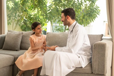 المتابعة الدورية لمرضى داء السكري، الفحوصات الطبية السريعة لمعرفة نسبة السكر في الدم، استخدام الأجهزة الالكترونية للتحاليل المنزلية، شابة سعودية مصابة بحالة مرضية مزمنة, طبيب عربي خليجي سعودي يرتدي المعطف الطبي يقوم بوخز اصبع فتاة