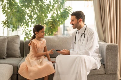 الفحوصات الطبية السريعة لمعرفة نسبة السكر في الدم، استخدام الأجهزة الالكترونية للتحاليل المنزلية، شابة سعودية مصابة بحالة مرضية مزمنة, طبيب عربي خليجي سعودي يرتدي المعطف الطبي يقوم بوخز اصبع فتاة, المتابعة الدورية لمرضى داء السكري