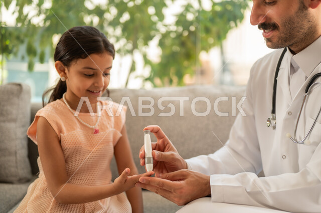 الفحوصات الطبية السريعة لمعرفة نسبة السكر في الدم، استخدام الأجهزة الالكترونية للتحاليل المنزلية، شابة سعودية مصابة بحالة مرضية مزمنة, طبيب عربي خليجي سعودي يرتدي المعطف الطبي يقوم بوخز اصبع فتاة, المتابعة الدورية لمرضى داء السكري