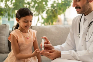 الفحوصات الطبية السريعة لمعرفة نسبة السكر في الدم، استخدام الأجهزة الالكترونية للتحاليل المنزلية، شابة سعودية مصابة بحالة مرضية مزمنة, طبيب عربي خليجي سعودي يرتدي المعطف الطبي يقوم بوخز اصبع فتاة, المتابعة الدورية لمرضى داء السكري