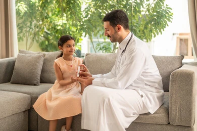 الفحوصات الطبية السريعة لمعرفة نسبة السكر في الدم، استخدام الأجهزة الالكترونية للتحاليل المنزلية، شابة سعودية مصابة بحالة مرضية مزمنة, طبيب عربي خليجي سعودي يرتدي المعطف الطبي يقوم بوخز اصبع فتاة, المتابعة الدورية لمرضى داء السكري