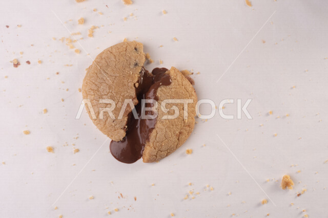  قطعة البسكويت المحشوة بحشوة الشوكولاتة الذائبة , الكوكيز المقرمش , الحلويات المخبوزة . 