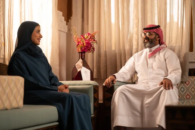 امتلاك بيت جديد، زوجين عربيين خليجيين سعوديين يرتديان الزي السعودي يجلسان على الاريكة ويقومان بتبادل الأحاديث، مفهوم الراحة والاسترخاء، حوارات ونقاشات بين الزوجين، الاستقرار العائلي في المنزل الجديد، الألفة والمحبة بين الأزواج