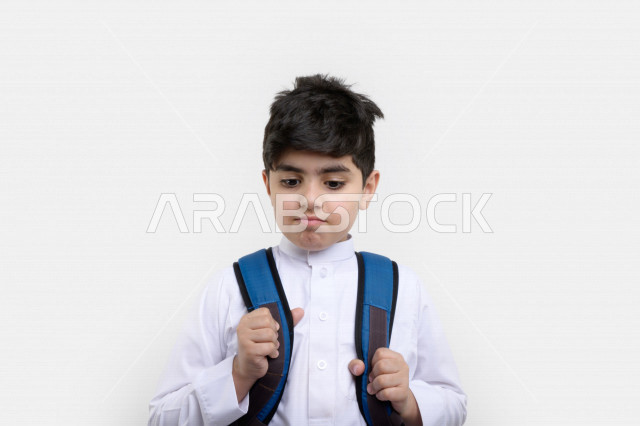 بورتريه لتلميذ عربي خليجي سعودي ، يرتدي حقيبة ظهر مدرسية ، و يرتدي الثوب السعودي التقليدي ، يستعد للذهاب للمدرسة ​، مدرسة سعودية
