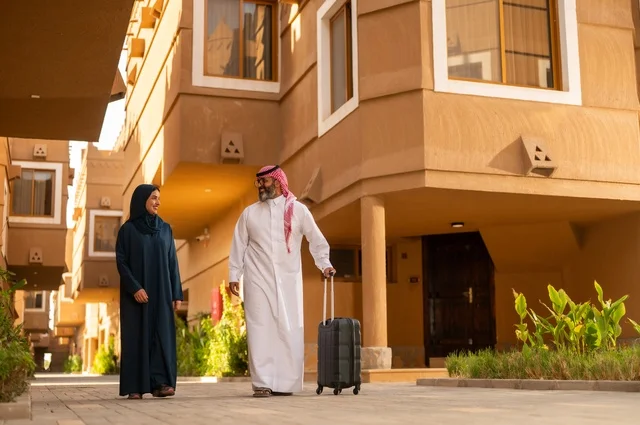 قضاء رحلة صيفية مسلية، مفهوم السياحة في إجازة الصيف، زوجان عربيان خليجيان سعوديان يجران حقائب الامتعة، تعابير وايماءات السعادة والسرور، عائلة تقضي وقت ممتع، الاستعداد للسفر في جولة سياحية قضاء رحلة صيفية مسلية، مفهوم السياحة في إجازة الصيف، زوجان عربيان خليجيان سعوديان يجران حقائب الامتعة، تعابير وايماءات السعادة والسرور، عائلة تقضي وقت ممتع، الاستعداد للسفر في جولة سياحية