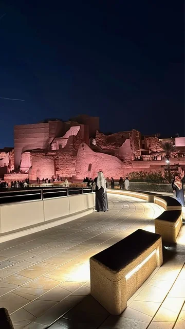 حضارة وتاريخ المملكة العربية السعودية  ، زي سعودي تقليدي، احياء التراث الشعبي الخليجي، صوره من الخلف لرجل عربي  خليجي سعودي يرتدي الثوب التقليدي والشماغ يقف امام متحف البجيري التاريخي في مدينه الرياض ، يوم التأسيس السعودي، موقع تراثي عالمي، البيوت الطينية في الدرعية البجيري بمدينة الرياض