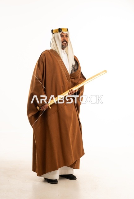حمل السيف بتباهي وفخر احتفالا بيوم بدينا ١٧٢٧م، ارتداء الأزياء الشعبية في المناسبات الوطنية, بورتريه لرجل عربي خليجي سعودي يرتدي البشت وعقال التأسيس، ذكرى تأسيس الدولة السعودية الأولى في 22 فبراير، صورة لكامل الجسم، خلفية بيضاء
