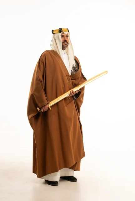 حمل السيف بتباهي وفخر احتفالا بيوم بدينا ١٧٢٧م، ارتداء الأزياء الشعبية في المناسبات الوطنية, بورتريه لرجل عربي خليجي سعودي يرتدي البشت وعقال التأسيس، ذكرى تأسيس الدولة السعودية الأولى في 22 فبراير، صورة لكامل الجسم، خلفية بيضاء