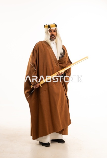حمل السيف بتباهي وفخر احتفالا بيوم بدينا ١٧٢٧م، ارتداء الأزياء الشعبية في المناسبات الوطنية, بورتريه لرجل عربي خليجي سعودي يرتدي البشت وعقال التأسيس، ذكرى تأسيس الدولة السعودية الأولى في 22 فبراير، صورة لكامل الجسم، خلفية بيضاء