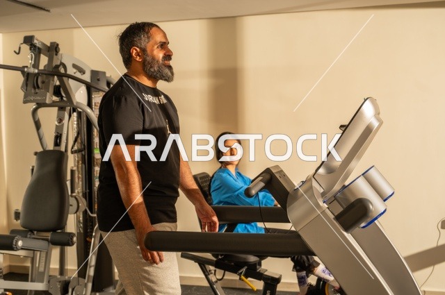 القيام بالتمارين للحفاظ على اللياقة، الحفاظ على اللياقة والرشاقة البدنية، رجل وامرأة عربيان خليجيان سعوديان يرتديان الزي الرياضي ويقومان بممارسة الرياضة الصباحية، نمط الحياة الصحية، قضاء أوقات ممتعة مع العائلة في الخارج