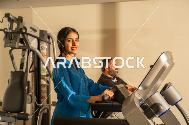 مفهوم المحبة والتفاهم بين الزوجين، القيام بالتمارين للحفاظ على اللياقة، الحفاظ على اللياقة والرشاقة البدنية، امرأة  ورجل عربيان خليجيان سعوديان يرتديان الزي الرياضي ويقومان بممارسة الرياضة الصباحية، نمط الحياة الصحية، قضاء أوقات ممتعة مع العائلة في الخارج