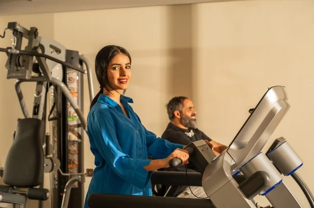 مفهوم المحبة والتفاهم بين الزوجين، القيام بالتمارين للحفاظ على اللياقة، الحفاظ على اللياقة والرشاقة البدنية، امرأة  ورجل عربيان خليجيان سعوديان يرتديان الزي الرياضي ويقومان بممارسة الرياضة الصباحية، نمط الحياة الصحية، قضاء أوقات ممتعة مع العائلة في الخارج