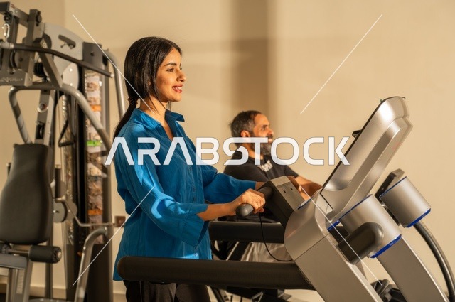 مفهوم المحبة والتفاهم بين الزوجين، القيام بالتمارين للحفاظ على اللياقة، الحفاظ على اللياقة والرشاقة البدنية، امرأة  ورجل عربيان خليجيان سعوديان يرتديان الزي الرياضي ويقومان بممارسة الرياضة الصباحية، نمط الحياة الصحية، قضاء أوقات ممتعة مع العائلة في الخارج