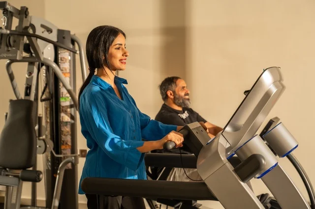 مفهوم المحبة والتفاهم بين الزوجين، القيام بالتمارين للحفاظ على اللياقة، الحفاظ على اللياقة والرشاقة البدنية، امرأة  ورجل عربيان خليجيان سعوديان يرتديان الزي الرياضي ويقومان بممارسة الرياضة الصباحية، نمط الحياة الصحية، قضاء أوقات ممتعة مع العائلة في الخارج