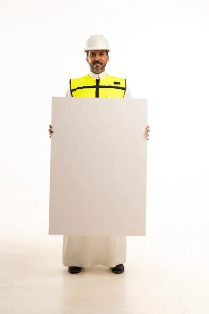 عرض موك اب أبيض فارغ كبير، بورتريه لمهندس عربي خليجي سعودي يرتدي الثوب التقليدي والسترة وخوذة الحماية يعمل في القطاع الهندسي في المملكة العربية السعودية، ادارة المشاريع الهندسية والانشاءات، مفهوم دراسة المخطط ومشروع البناء، الجسم بالطول الكامل، خلفية بيضاء