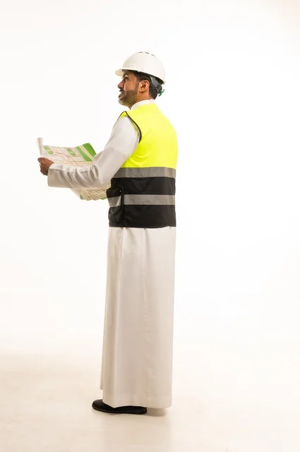 وظيفة ومهنة هندسية شبابية، بورتريه لمهندس عربي خليجي سعودي يرتدي الثوب التقليدي والسترة وخوذة الحماية يعمل في القطاع الهندسي في المملكة العربية السعودية، ادارة المشاريع الهندسية والانشاءات، مفهوم دراسة المخطط ومشروع البناء، الجسم بالطول الكامل، خلفية بيضاء وظيفة ومهنة هندسية شبابية، بورتريه لمهندس عربي خليجي سعودي يرتدي الثوب التقليدي والسترة وخوذة الحماية يعمل في القطاع الهندسي في المملكة العربية السعودية، ادارة المشاريع الهندسية والانشاءات، مفهوم دراسة المخطط ومشروع البناء، الجسم بالطول الكامل، خلفية بيضاء