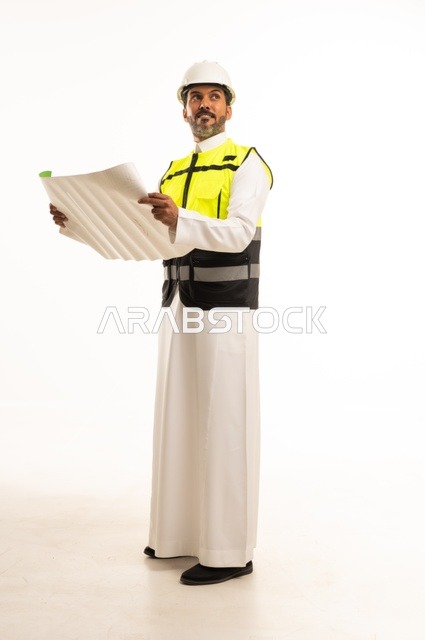 وظيفة ومهنة هندسية شبابية، بورتريه لمهندس عربي خليجي سعودي يرتدي الثوب التقليدي والسترة وخوذة الحماية يعمل في القطاع الهندسي في المملكة العربية السعودية، ادارة المشاريع الهندسية والانشاءات، مفهوم دراسة المخطط ومشروع البناء، الجسم بالطول الكامل، خلفية بيضاء