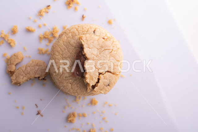 صورة لقطع من البسكويت المقرمش مصفوفة على طبقات , قطع البسكويت المحشوة بحشوة الشوكولاتة الذائبة . 