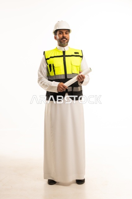 وظيفة ومهنة هندسية شبابية، بورتريه لمهندس عربي خليجي سعودي يرتدي الثوب التقليدي والسترة وخوذة الحماية يعمل في القطاع الهندسي في المملكة العربية السعودية، ادارة المشاريع الهندسية والانشاءات، مفهوم دراسة المخطط ومشروع البناء، الجسم بالطول الكامل، خلفية بيضاء