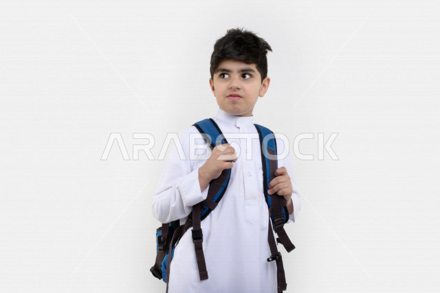 بورتريه لتلميذ عربي خليجي سعودي ، يرتدي حقيبة ظهر مدرسية ، و يرتدي الثوب السعودي التقليدي ، يستعد للذهاب للمدرسة ​، مدرسة سعودية