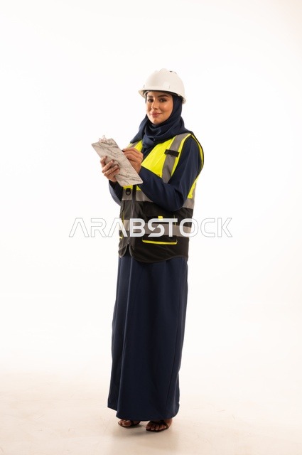 تدوين وكتابة الملاحظات الهندسية، دور الهندسة الإنشائية في تطور المجتمع السعودي، دور الهندسة الإنشائية في تطور المجتمع السعودي, بورتريه لمهندسة عربية خليجية سعودية مسلمة محجبة ترتدي الخوذة البيضاء وسترة الحماية، الجسم بالطول الكامل، خلفية بيضاء