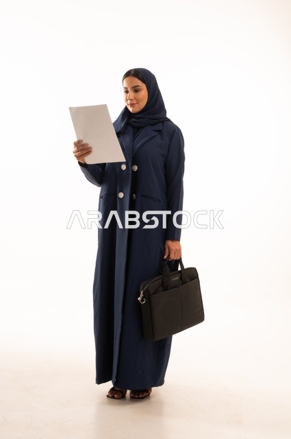 متابعة المهام اليومية المكتبية وقراءة الملاحظات, بورتريه لإمرأة عربية خليجية سعودية مبتسمه ترتدي العباءة تحمل حقيبة الأعمال وورقة بيضاء, أناقة النساء الخليجيات, الاهتمام بالمظهر الخارجي, الجسم بالطول الكامل، خلفية بيضاء
