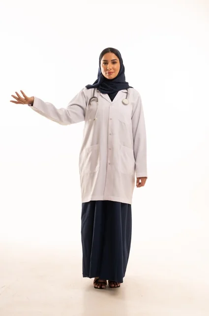 تعابير يد الترحيب بالأشخاص ايماءات الثقة بالنفس، الاهتمام بالمظهر الخارجي، تقديم الفحص الطبي والخدمات العلاجية، بورتريه مقرب لطبيبة عربية خليجية سعودية محجبة مبتسمة ترتدي معطف الطبيب وتضع السماعات الطبية، مفهوم الأنوثة والنعومة، خلفية بيضاء